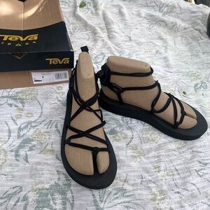 Teva Women's Midform Infinity Sandal
Black -